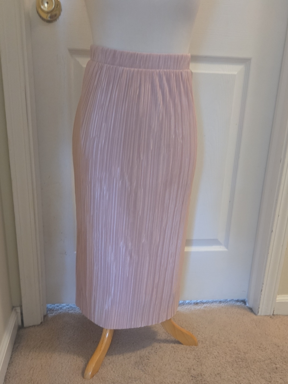 Le Lis Pleated Midi Skirt in Light Pink Size L